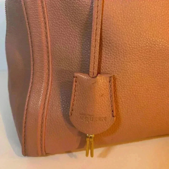 Alexander McQueen Padlock Zip Tote in Blush Pink Leather with Gold Skull Charm - Picture 4 of 14